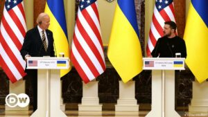 Biden anuncia envío de armas a Ucrania en visita sorpresa a Kiev | El Mundo | DW