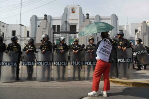 Boluarte vuelve a pedir adelanto de elecciones en Perú