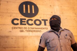 Bukele inauguró en El Salvador su "megacárcel" para albergar a 40.000 pandilleros