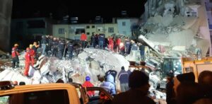 Cadena de terremotos sacude Turquía y ya deja cerca de 1500 muertos
