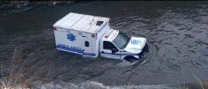 Cae ambulancia al río Guaire (Fotos)