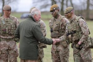 Carlos III visitó a los soldados ucranianos que entrenan en Reino Unido - AlbertoNews