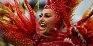 Carnaval de Brasil vuelve a las calles entre luces y samba