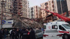 Casi 2 mil muertos y 10 mil heridos tras terremoto que sacudió a Turquía