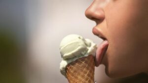 "Cerebro congelado": ¿Por qué sentimos que se nos congela la cabeza al comer helado?