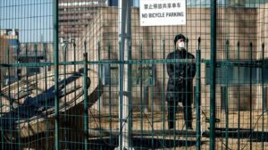 Un hombre hace guardia fente a la embajada estadounidense en Pekín. Foto: EFE