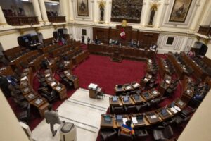 Congreso de Perú aprueba lujos para funcionarios mientras en las calles piden elecciones