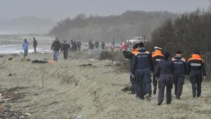 Continúa la búsqueda de migrantes tras el naufragio con 63 muertos en Italia – SuNoticiero