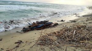 Trozos del barco hundido, en una playa de la provincia de Crotone. Imagen: EFE