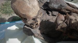 Descubren a un repartidor peruano con una momia prehispánica en su mochila