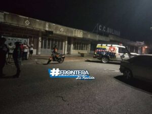 Dos hombres lesionados en colisión entre carro y moto en Ureña