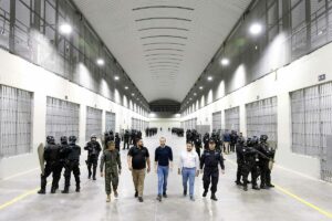 El 'Alcatraz' de El Salvador: una mega crcel inexpugnable para 40.000 pandilleros 'terroristas'