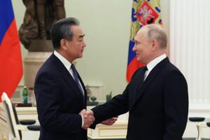 El jefe de la diplomacia china escenifica con Putin en Moscú sus "sólidos" lazos bilaterales