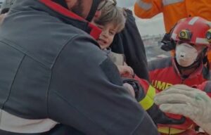 El milagro de la UME: rescatan a dos hermanos y trabajan por sacar a su madre de los escombros tras el terremoto en Turqua