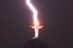 El momento en que rayo impacta al monumento Cristo Redentor en Brasil (Imágenes)