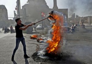 El pueblo libanés desató su furia quemando dos bancos por la drástica devaluación de su moneda - AlbertoNews