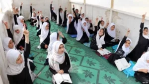 Envenenan alumnas de colegios en Irán para obligarlos a cerrar