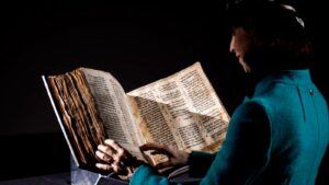 Esto podría costar una de las biblias más antiguas del mundo
