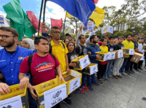 Estudiantes marchan hacia el CNE para exigir su derecho al voto