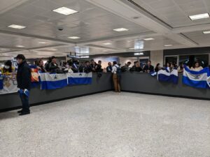 Familiares, activistas y amigos esperan por nicaragüenses excarcelados en el aeropuerto de Dulles