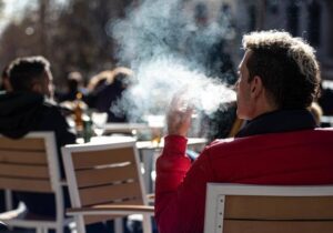 Fumar no solo afecta a los pulmones: estudio advierte sobre la caída de piezas dentales
