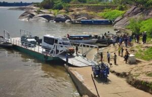 Gabarra Chejeru recorre ríos de Amazonas tras su reactivación
