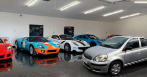 Jeque árabe añade a su colección de autos de lujo costoso Yaris 2001 usado que compró en Caracas