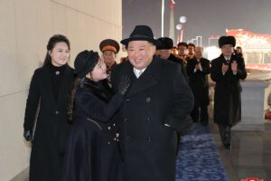 Kim Jong Un supervisa un gran desfile militar con una "unidad tctica nuclear"