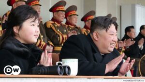 Kim Jong-un aparece de nuevo con su hija en un acto público | El Mundo | DW