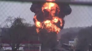 Tren ardiendo, en Ohio, el 3 de febrero. Imagen extraída de vídeo de agencias.