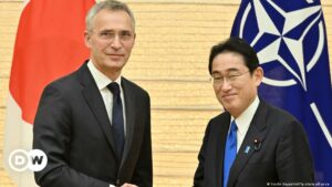 La OTAN y Japón reafirman apoyo a Kiev a través de sanciones a Rusia | El Mundo | DW