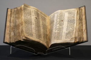 La biblia hebrea más antigua se subastará por 50 millones de dólares | Diario El Luchador