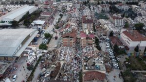 Las autoridades turcas y sirias elevan a 8.100 el balance de muertos por los terremotos