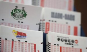 Latino que ganó el mayor premio en la historia de la lotería en EEUU le robaron el ticket premiado de 2 mil millones de dólares