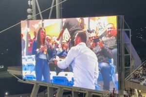 Le propuso matrimonio a su novia en el estadio Monumental Simón Bolívar frente a miles de espectadores (+Videos)