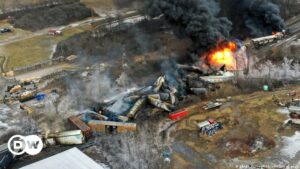 Lo que se sabe sobre el derrame de sustancias tóxicas tras el descarrilamiento de un tren en Ohio | El Mundo | DW