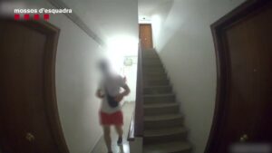 Los Mossos detienen a un ladrón reincidente por robar en treinta pisos en Barcelona