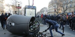 Macron resiste a los sindicatos, con menos manifestantes y huelguistas