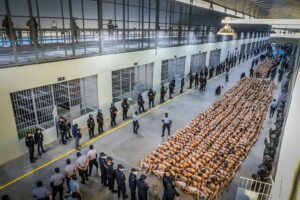 Megacárcel de El Salvador recibe a primeros 2.000 reclusos