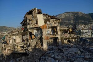 Muere el nio de 12 aos encontrado con vida junto a sus padres 13 das despus del terremoto de Turqua