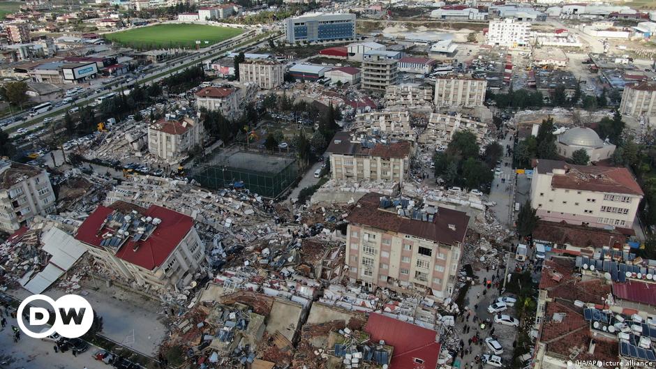 Muertos por sismo en Turquía y Siria superan los 9.500 | El Mundo | DW