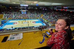 Narracin en directo para ciegos en Girona, pioneros en baloncesto inclusivo