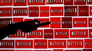 Netflix baja los precios en algunos países para impulsar las suscripciones, las acciones caen