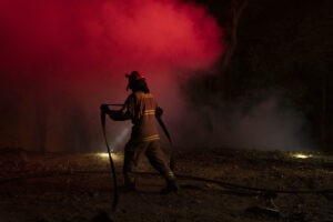Nuevo informe señala 336.000 hectáreas arrasadas y 95 incendios sin control en Chile