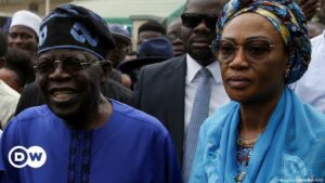 Oficialismo gana primera vuelta de elección presidencial en Nigeria | El Mundo | DW
