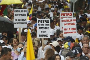 Opositores a la reforma de Petro salen a la calle a protestar