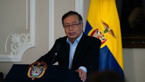 Petro sustituye a tres ministros en Colombia