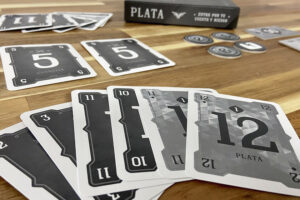 Plata no es el juego de cartas más innovador que te vas a encontrar, pero ten por seguro que todo eso lo compensa a base de diversión