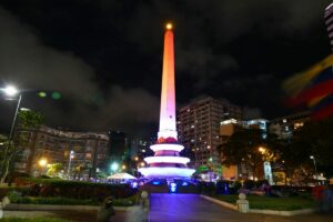 Plaza Altamira se ilumina de naranja para conmemorar el Día Mundial contra el Cáncer