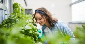 Por qué dedicarse a la jardinería es bueno para la salud, según la ciencia
